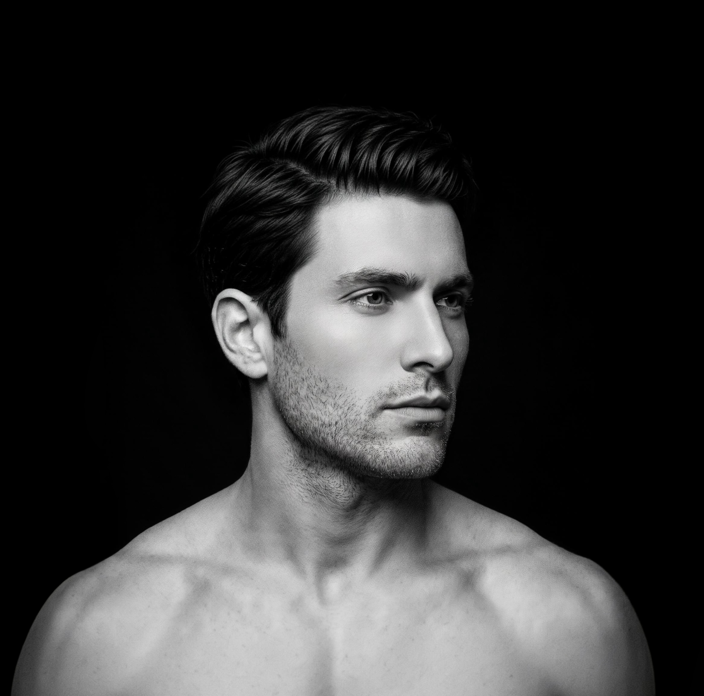 Retrato masculino em três quartos, voltado para a direita, em preto e branco